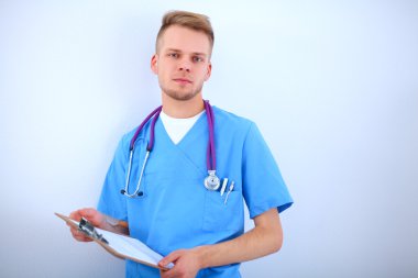 Dosyası olan erkek doktor, beyaz arka planda izole edilmiş.