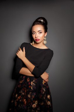 Siyah arka planda duran Retro kadın portresi