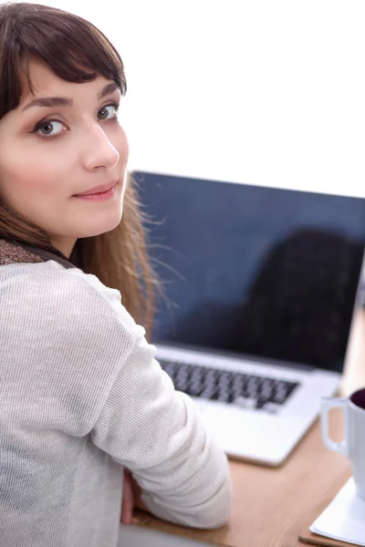 Retrato de la atractiva diseñadora de moda sentada en el escritorio de la oficina — Foto de Stock