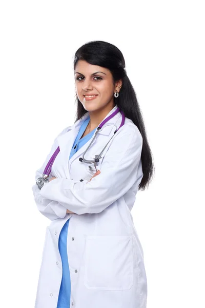 Retrato de perto de uma médica sorrindo com os braços cruzados. Isolado sobre fundo branco . — Fotografia de Stock