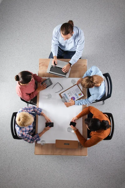 Geschäftsleute sitzen und diskutieren bei Geschäftstreffen, im Büro — Stockfoto