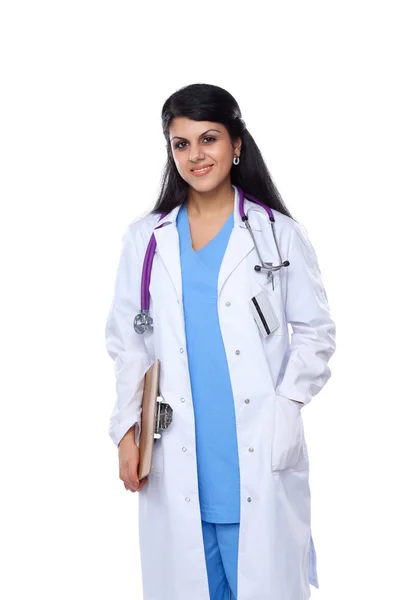 Close-up portret van een vrouwelijke arts lachend met gekruiste armen. geïsoleerd op witte achtergrond. — Stockfoto