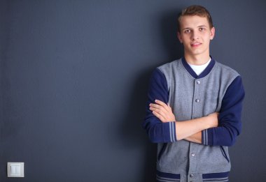 siyah arka plan üzerine yakışıklı bir genç adam portresi