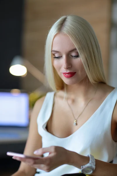 Kobieta projektanta używając na telefon komórkowy w biurze — Zdjęcie stockowe