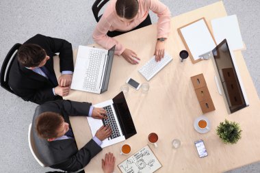 İş adamları iş toplantısında, ofiste oturup tartışıyorlar.