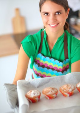 Kadın mutfakta pasta yapıyor.