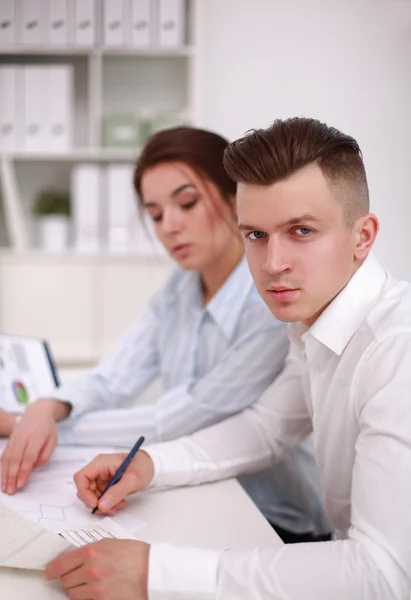 Affärsmän som sitter och diskuterar på affärsmöte, i ämbetet — Stockfoto