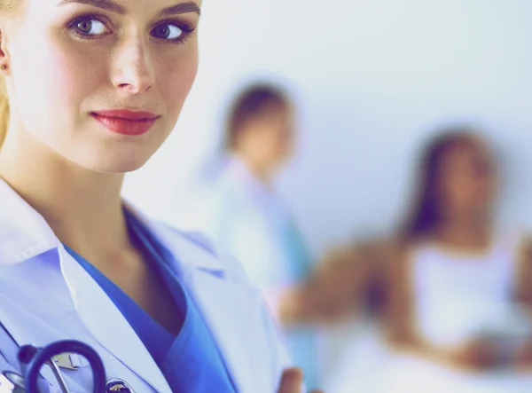 Woman doctor standing with folder at hospital — Stock Photo, Image