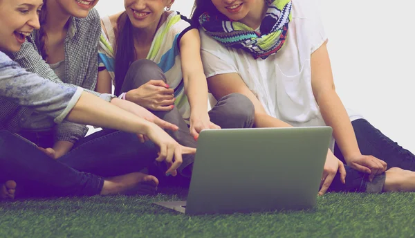 Groep van jonge student laptop samen gebruiken — Stockfoto