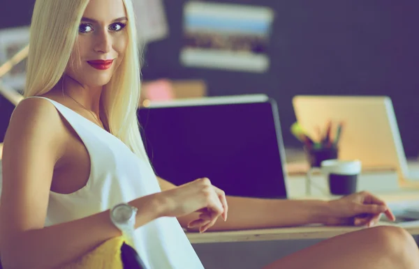 Modeontwerpers werken in studio zittend op het bureau — Stockfoto