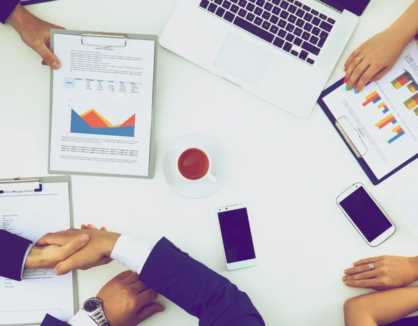 Gente de negocios sentada y discutiendo en la reunión de negocios, en la oficina — Foto de Stock