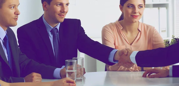 Affärsmän som sitter och diskuterar på affärsmöte, i ämbetet — Stockfoto