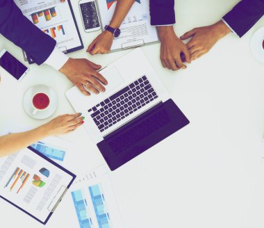 İş adamları iş toplantısında, ofiste oturup tartışıyorlar.