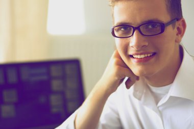 Genç işadamı ofis Resepsiyon duran, çalışma