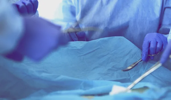 Equipe de cirurgia jovem na sala de cirurgia — Fotografia de Stock