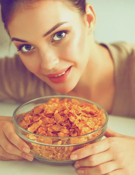 Souriant femme attrayante petit déjeuner dans la cuisine intérieure — Photo