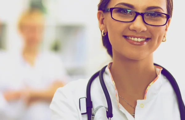 Retrato de la doctora en el hospital — Foto de Stock