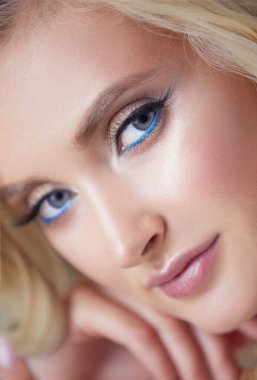 Güzel genç kadın portresi, ofiste oturuyor..