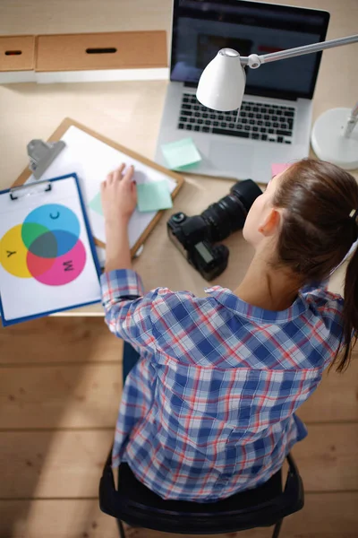 Fotografin sitzt mit Laptop am Schreibtisch — Stockfoto