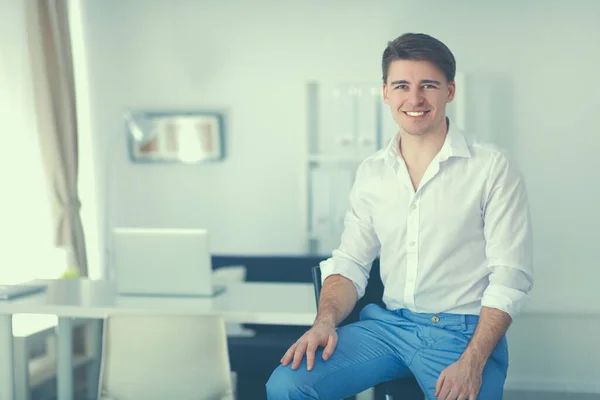 Young businessman working in office, sitting at desk — Stock Photo, Image