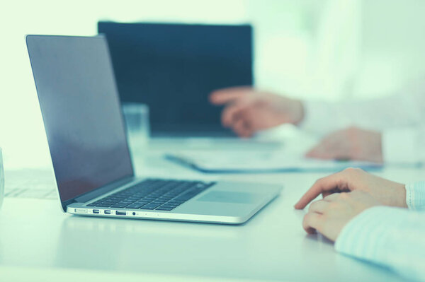 Молодой бизнесмен работает в офисе, сидит за столом