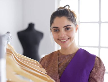 Askıları olan güzel bir stilist.