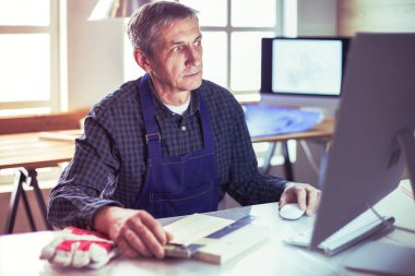 Ofisteki çizim masasında çalışan mimar