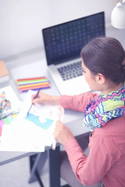 Kreatywna młoda kobieta pracująca w biurze z tabletem graficznym — Zdjęcie stockowe