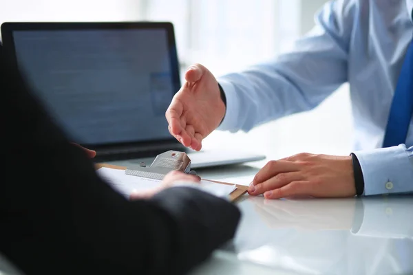 Geschäftsleute schütteln Hände, beenden ein Meeting — Stockfoto