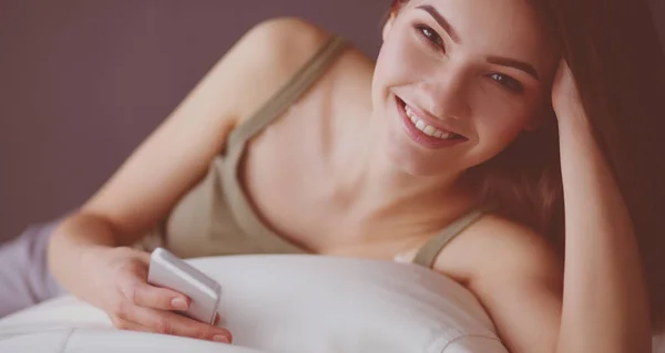 Vrouw die op de vloer zit met een digitale tablet — Stockfoto