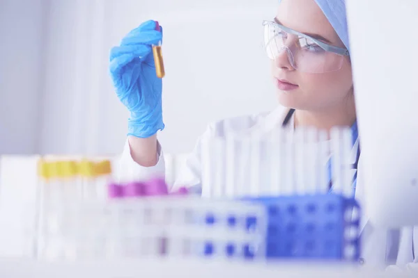 Laboratorní asistentka žena analyzující vzorek krve — Stock fotografie