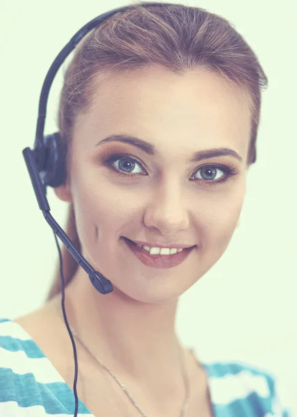 Porträtt av vacker affärskvinna som arbetar vid sitt skrivbord med headset och laptop — Stockfoto