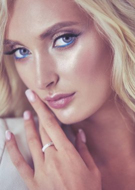 Güzel genç kadın portresi, ofiste oturuyor..