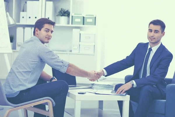 Empresários que se sentam e discutem na reunião, no escritório — Fotografia de Stock