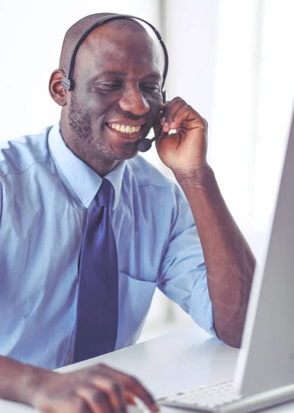 Homme d'affaires afro-américain sur casque de travail sur son ordinateur portable — Photo