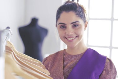 Askıları olan güzel bir stilist.