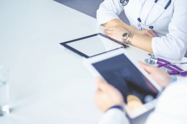 Tıbbi ekip masada oturup tartışıyor.