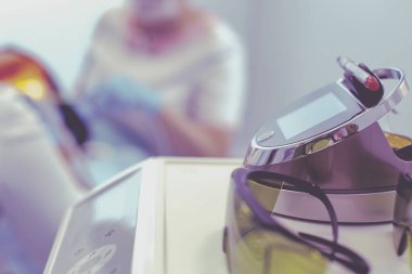 Modern diş muayenehanesindeki dişçi aletleri setinin görüntüsünü kapat