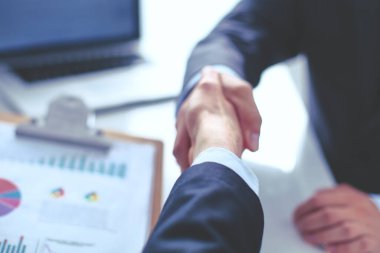 İş adamları el sıkışıyor, toplantıyı bitiriyor.