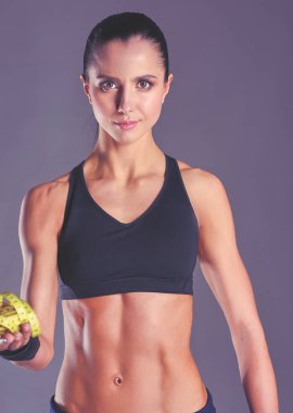 Siyah arka planda izole edilmiş mezuralı genç kadın.