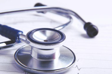 Beyaz arkaplanda tıbbi steteskop