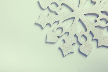 Beyaz arkaplanda kar tanesi