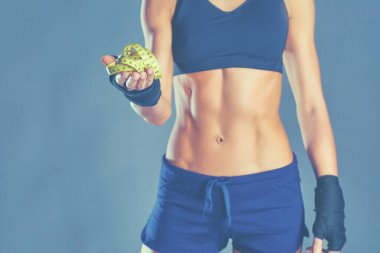 Siyah arka planda izole edilmiş mezuralı genç kadın.