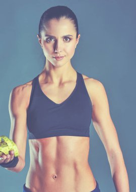 Siyah arka planda izole edilmiş mezuralı genç kadın.