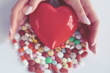 Masada kırmızı kalbi ve steteskopu olan kardiyolog.