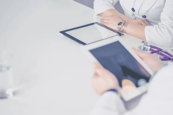 Ärzteteam sitzt und diskutiert am Tisch — Stockfoto