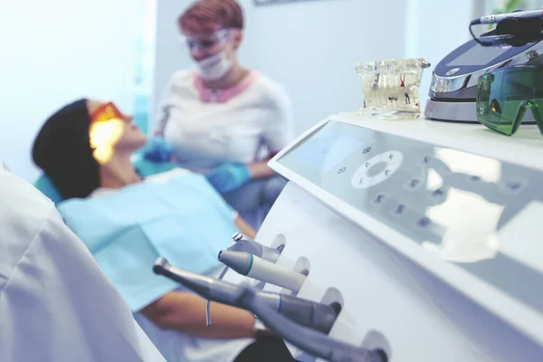 Vista de cerca en el conjunto de herramientas de dentista en el consultorio dental moderno — Foto de Stock