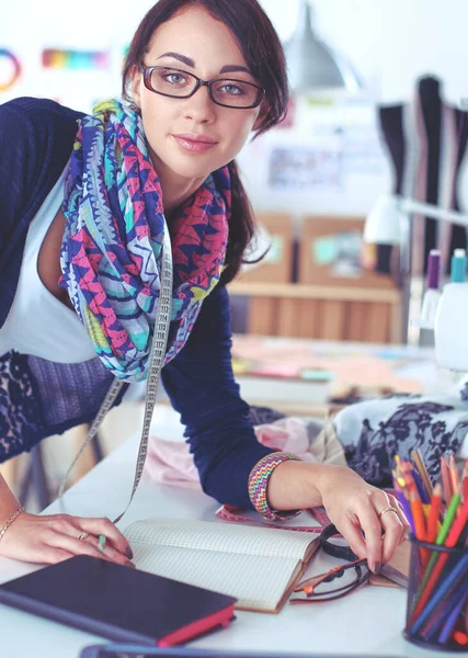 Giysi tasarımcısı kağıt üzerinde kıyafet deseni tasarlıyor