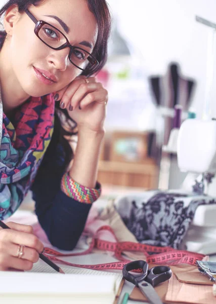 Dressmaker progettazione di modelli di vestiti su carta — Foto Stock