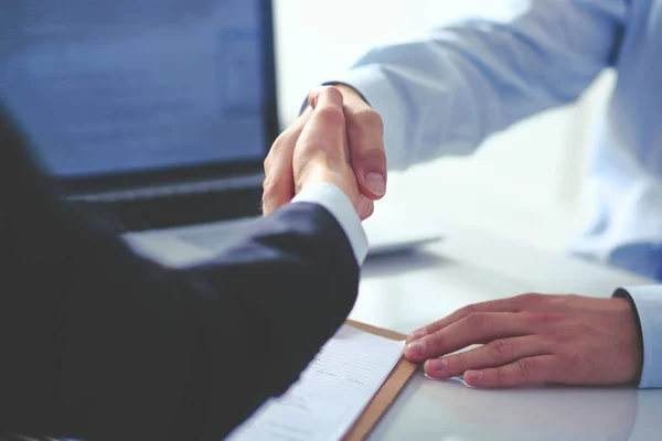 Gente de negocios dándose la mano, terminando una reunión — Foto de Stock